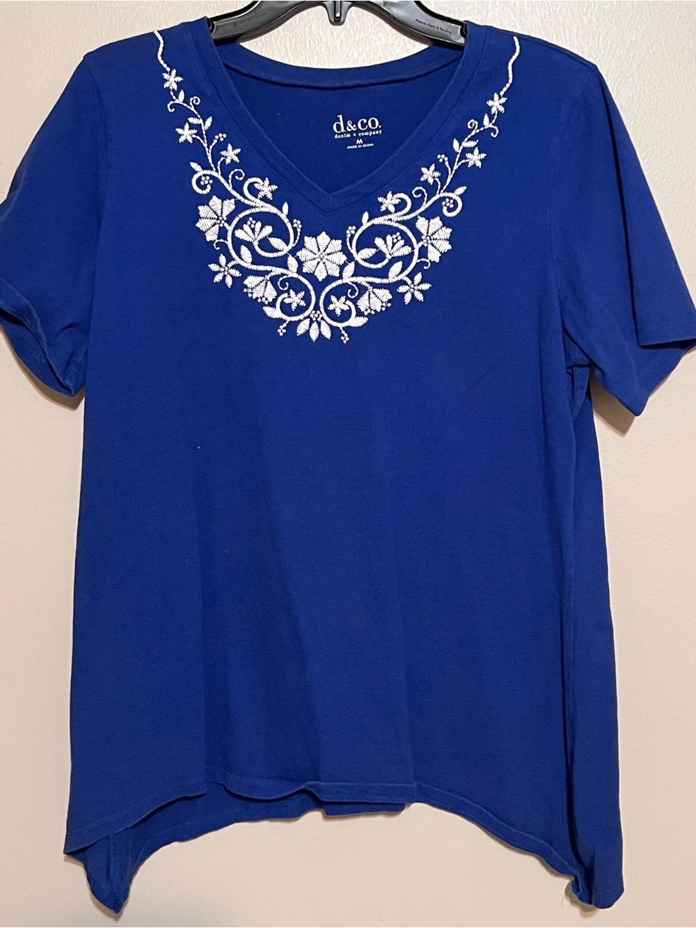 d.e.c.o. Royal Blue V-Neck Tee with White Floral Embroidery